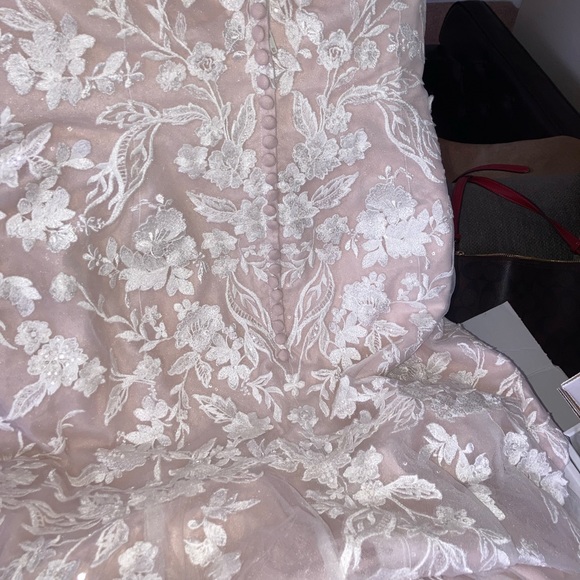 Champagne rose color lace wedding gown worn once. Size 10/12. Lace white veil - Picture 11 of 11